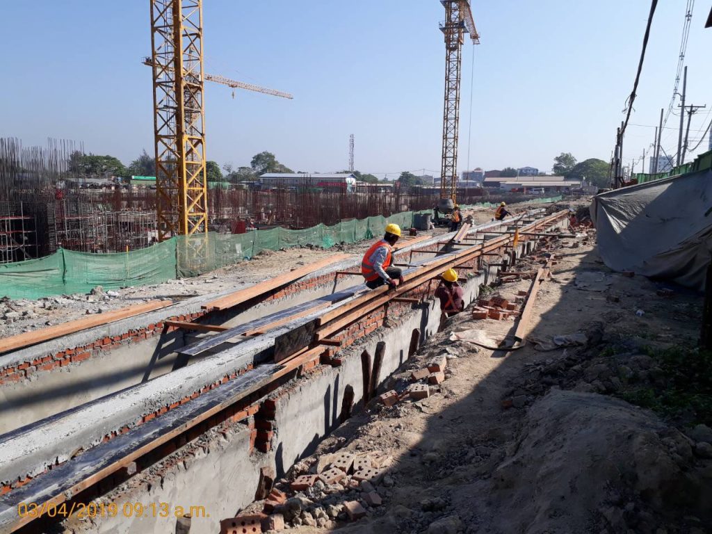 drain-formwork-dismantling-near-gate-1